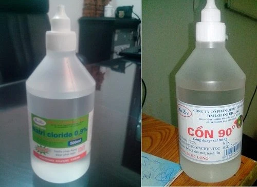 Các bậc phụ huynh nên hết sức chú ý vì chai cồn và chai nước muối rất giống nhau về hình thức và kích cỡ. Ảnh minh họa