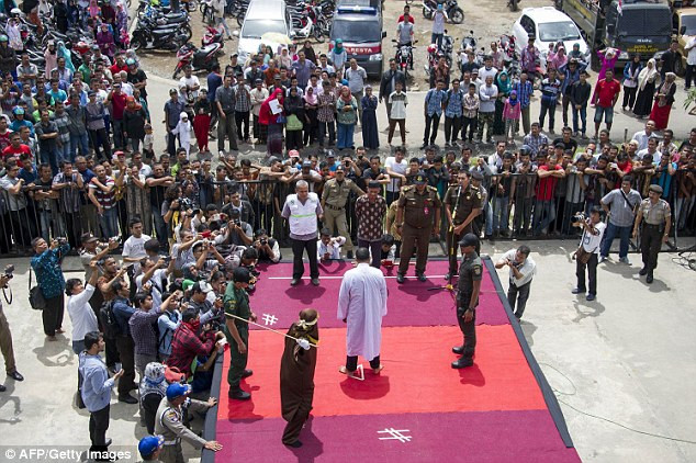 Lễ xử tội dã man phụ nữ trót “ăn cơm trước kẻng" ở Indonesia ảnh 4 Mô tả ảnh.