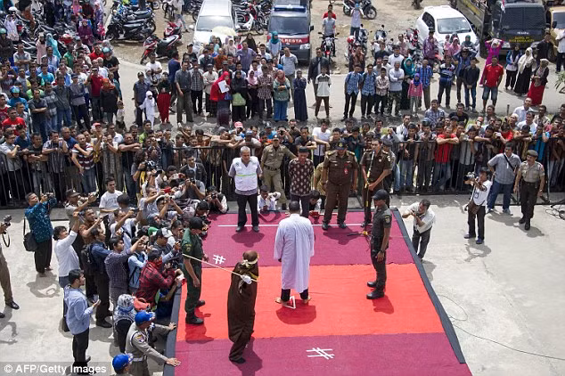 Lễ xử tội dã man phụ nữ trót “ăn cơm trước kẻng" ở Indonesia ảnh 4 Mô tả ảnh.