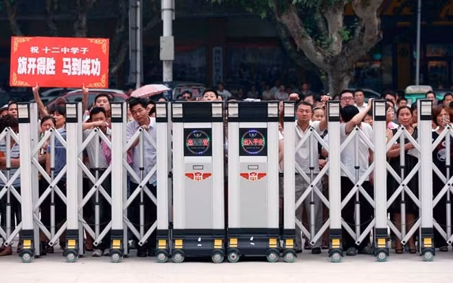 hoc sinh trung quoc hoc va thi “dien cuong” do ap luc qua lon hinh 12