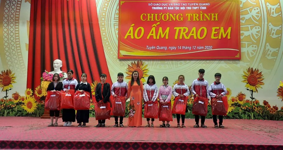 Chương trình "Áo ấm trao em" tại Trường phổ thông Dân tộc nội trú - THPT tỉnh Tuyên Quang.