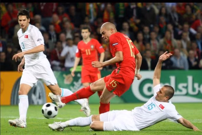 Asik đã 34 lần khoác áo tuyển Thổ Nhĩ Kỳ.