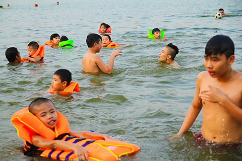 Hồ Linh Đàm trở thành công viên nước công cộng bất chấp nguy hiểm ảnh 3