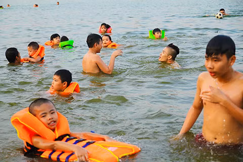 Hồ Linh Đàm trở thành công viên nước công cộng bất chấp nguy hiểm ảnh 3