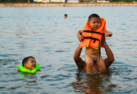 Hồ Linh Đàm trở thành công viên nước công cộng bất chấp nguy hiểm ảnh 11