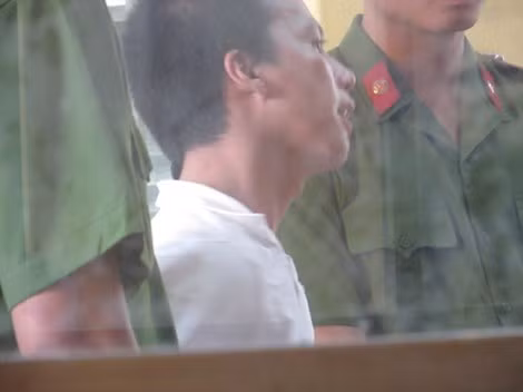 Trong phiên tòa bị cáo ‘quậy tưng’, chửi thề, đạp đổ vành móng ngựa