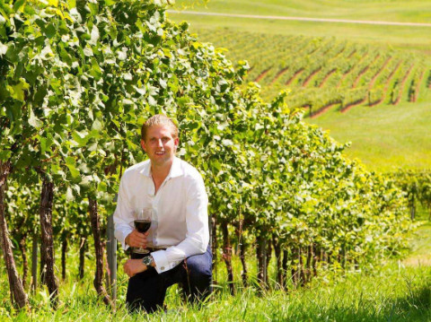 Vào năm 1995, ông mua khu đất rộng 86 hectar ở Bedford, New York với tên gọi Seven Springs. 