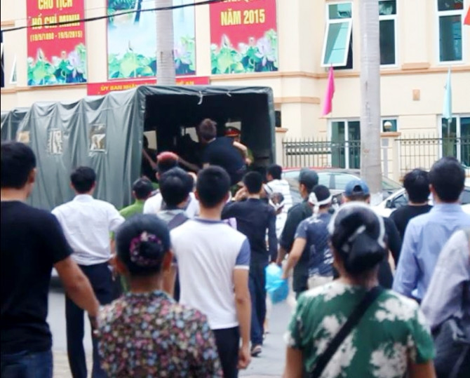 Trong phiên tòa bị cáo ‘quậy tưng’, chửi thề, đạp đổ vành móng ngựa - Ảnh 4