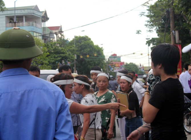 Trong phiên tòa bị cáo ‘quậy tưng’, chửi thề, đạp đổ vành móng ngựa - Ảnh 5