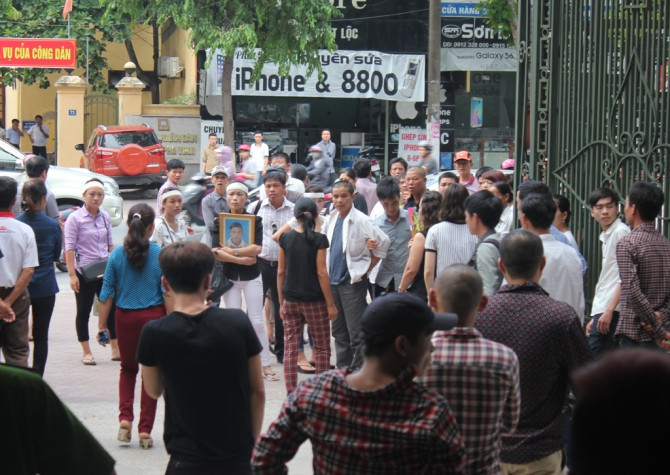 Trong phiên tòa bị cáo ‘quậy tưng’, chửi thề, đạp đổ vành móng ngựa - Ảnh 3