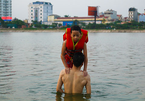 Hồ Linh Đàm trở thành công viên nước công cộng bất chấp nguy hiểm ảnh 15