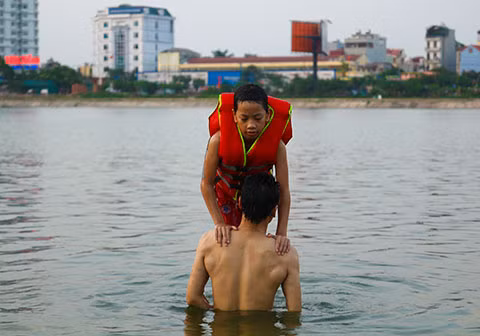 Hồ Linh Đàm trở thành công viên nước công cộng bất chấp nguy hiểm ảnh 15