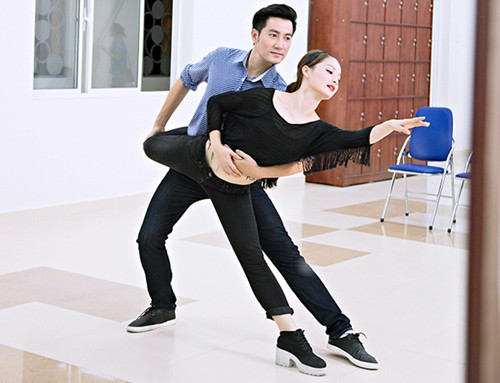 Lan Phương làm cô giáo dạy múa cạnh Nguyễn Phi Hùng ảnh 1 Lan Phương làm cô giáo dạy múa cạnh Nguyễn Phi Hùng - 1