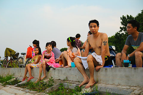 Hồ Linh Đàm trở thành công viên nước công cộng bất chấp nguy hiểm ảnh 12