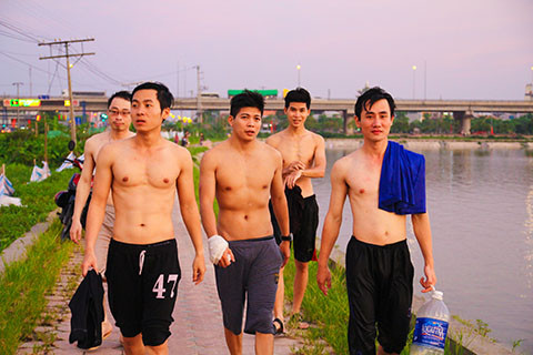 Hồ Linh Đàm trở thành công viên nước công cộng bất chấp nguy hiểm ảnh 18