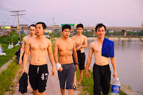 Hồ Linh Đàm trở thành công viên nước công cộng bất chấp nguy hiểm ảnh 18