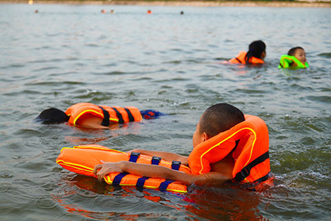 Hồ Linh Đàm trở thành công viên nước công cộng bất chấp nguy hiểm ảnh 7