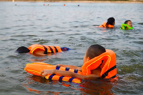 Hồ Linh Đàm trở thành công viên nước công cộng bất chấp nguy hiểm ảnh 7