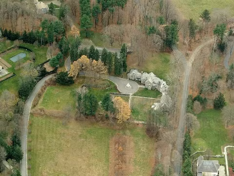 Vào năm 1995, ông mua khu đất rộng 86 hectar ở Bedford, New York với tên gọi Seven Springs.&nbsp;