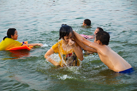 Hồ Linh Đàm trở thành công viên nước công cộng bất chấp nguy hiểm ảnh 16