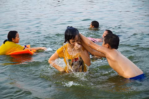 Hồ Linh Đàm trở thành công viên nước công cộng bất chấp nguy hiểm ảnh 16