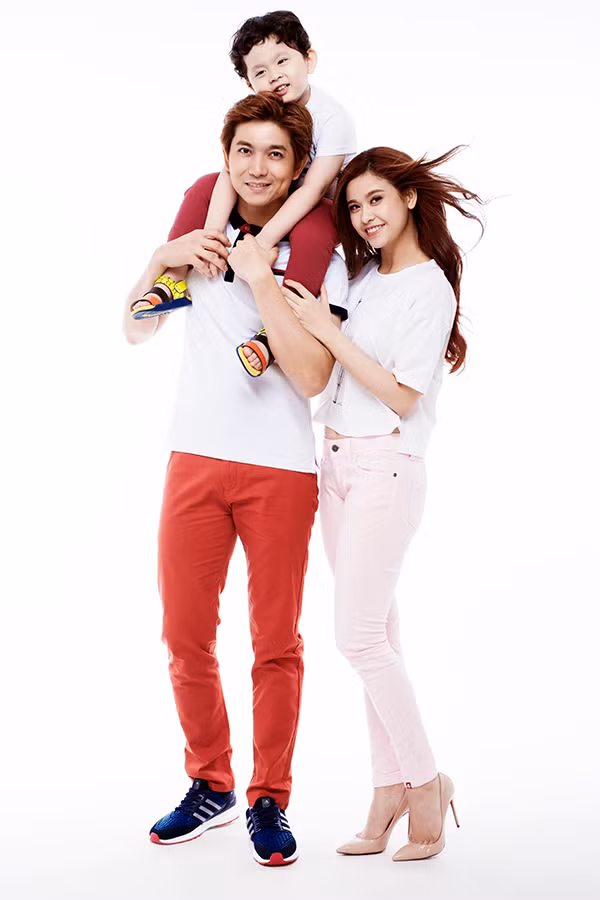 Con trai Tim và Trương Quỳnh Anh cười rạng rỡ bên bố mẹ 