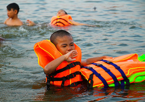 Hồ Linh Đàm trở thành công viên nước công cộng bất chấp nguy hiểm ảnh 6