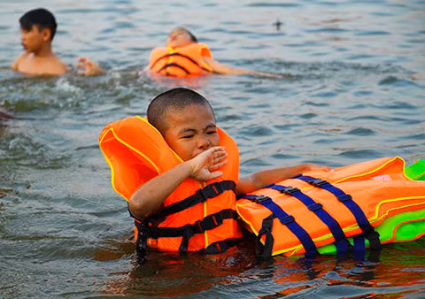 Hồ Linh Đàm trở thành công viên nước công cộng bất chấp nguy hiểm ảnh 6
