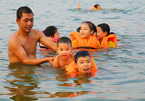 Hồ Linh Đàm trở thành công viên nước công cộng bất chấp nguy hiểm ảnh 2