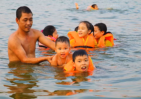 Hồ Linh Đàm trở thành công viên nước công cộng bất chấp nguy hiểm ảnh 2