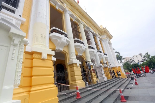 Bị “chê” màu lòe loẹt, Nhà hát Lớn được khẩn trương sơn lại