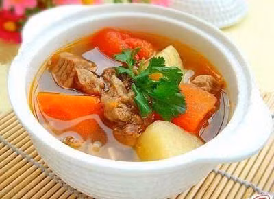 Cách nấu canh thịt bò hầm rau củ thơm ngon cho những ngày mưa - Ảnh 3