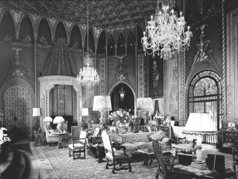 Bên cạnh việc bay lượng du ngoạn khắp nơi, ông còn lái siêu xe Rolls-Royce, hoặc 