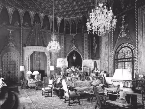 Bên cạnh việc bay lượng du ngoạn khắp nơi, ông còn lái siêu xe Rolls-Royce, hoặc&nbsp;