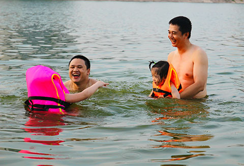 Hồ Linh Đàm trở thành công viên nước công cộng bất chấp nguy hiểm ảnh 13