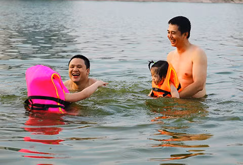 Hồ Linh Đàm trở thành công viên nước công cộng bất chấp nguy hiểm ảnh 13