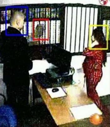 Bức ảnh cho thấy một phụ nữ mang thai đến gặp trùm ma túy Guzman hồi tháng 5 ở nhà tù Altiplano. Ảnh: Borderland Beat 