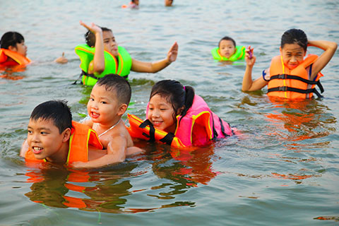 Hồ Linh Đàm trở thành công viên nước công cộng bất chấp nguy hiểm ảnh 5