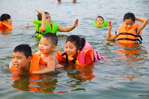 Hồ Linh Đàm trở thành công viên nước công cộng bất chấp nguy hiểm ảnh 5