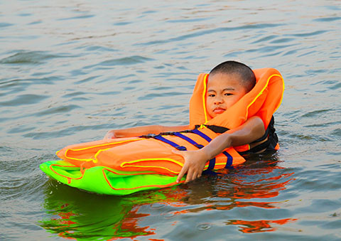 Hồ Linh Đàm trở thành công viên nước công cộng bất chấp nguy hiểm ảnh 10