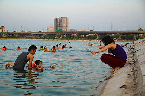 Hồ Linh Đàm trở thành công viên nước công cộng bất chấp nguy hiểm ảnh 9