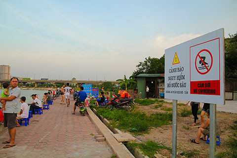 Hồ Linh Đàm trở thành công viên nước công cộng bất chấp nguy hiểm ảnh 1