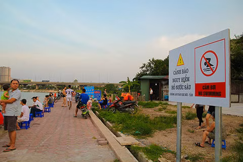 Hồ Linh Đàm trở thành công viên nước công cộng bất chấp nguy hiểm ảnh 1 Hồ Linh Đàm trở thành công viên nước công cộng bất chấp nguy hiểm ảnh 1