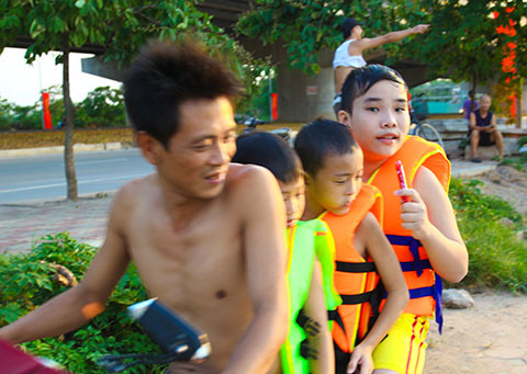 Hồ Linh Đàm trở thành công viên nước công cộng bất chấp nguy hiểm ảnh 17