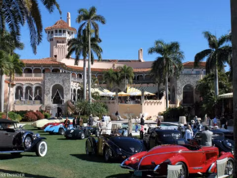 Bên cạnh việc bay lượng du ngoạn khắp nơi, ông còn lái siêu xe Rolls-Royce, hoặc&nbsp;