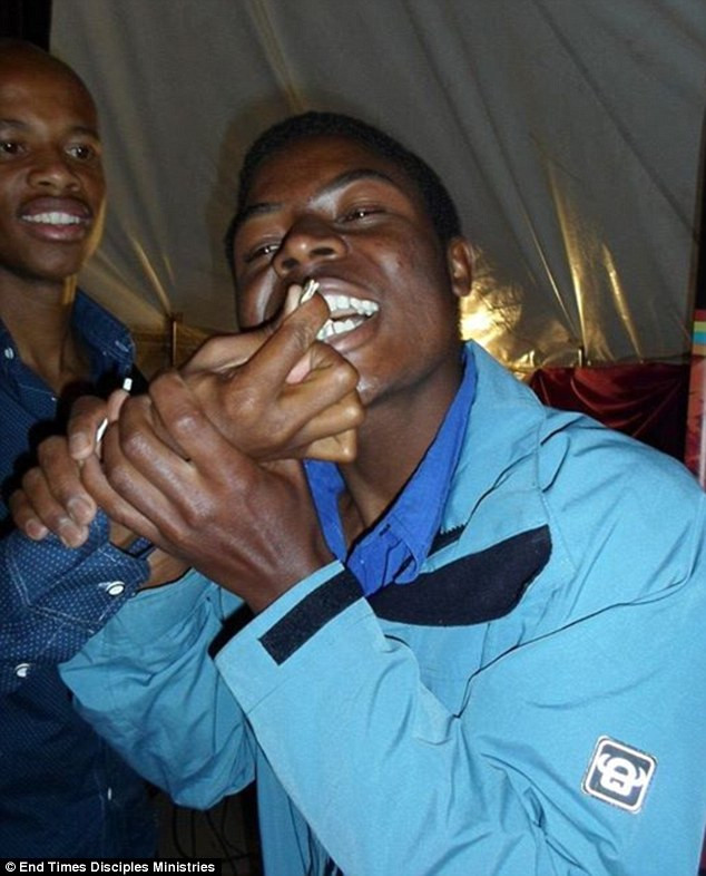 Kinh hoàng: Nuốt rắn chứng tỏ lòng tin ảnh 5 Kinh hoàng: Nuốt rắn chứng tỏ lòng tin ảnh 5