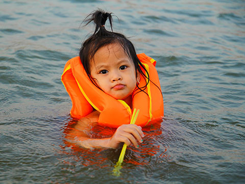 Hồ Linh Đàm trở thành công viên nước công cộng bất chấp nguy hiểm ảnh 4