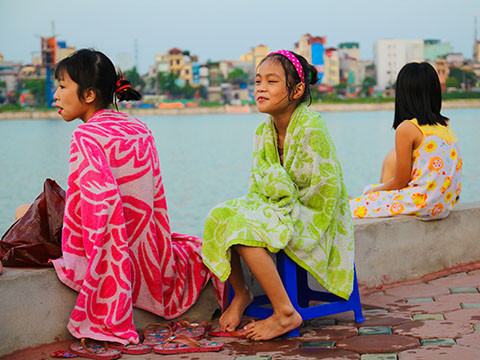 Hồ Linh Đàm trở thành công viên nước công cộng bất chấp nguy hiểm ảnh 14