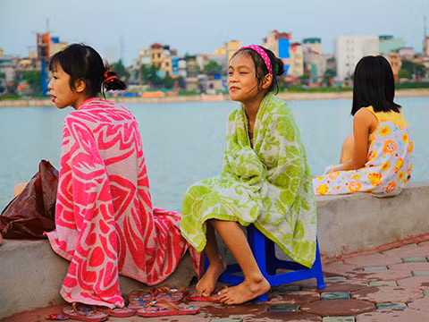 Hồ Linh Đàm trở thành công viên nước công cộng bất chấp nguy hiểm ảnh 14