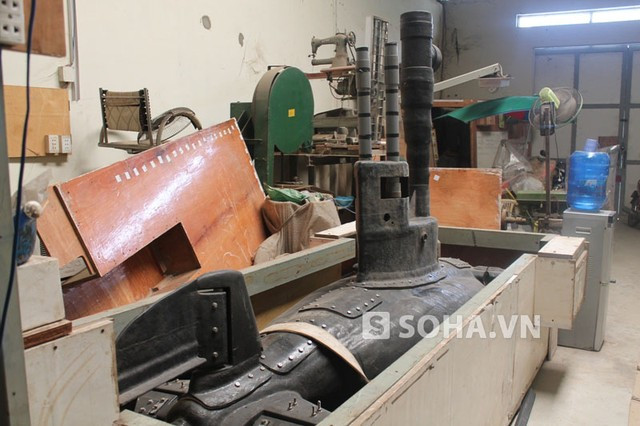 Tàu ngầm của ông Phan Bội Trân có gì đặc biệt? ảnh 9 Hiện tại chiếc tàu ngầm Yết Kiêu 1 được bảo vệ bên ngoài bằng thùng sắt nhằm tránh va chạm từ bên ngoài không cần thiết.